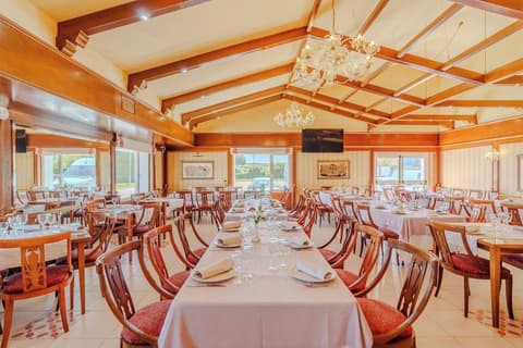 Rey Arturo Burgos, Restaurant