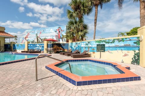 Clarion Inn & Suites Kissimmee-Lake Buena Vista South, Pool