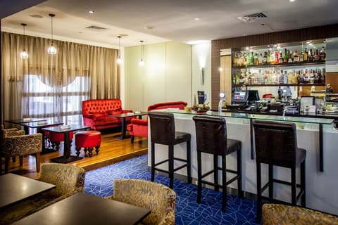 Village Hotel Albert Court by Far East Hospitality, Bar (on property)