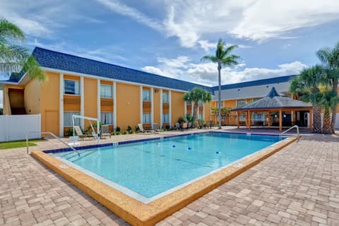 Quality Inn & Suites Heritage Park, Pool