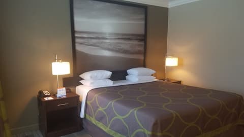 Super 8 by Wyndham Los Angeles-Culver City Area, Room