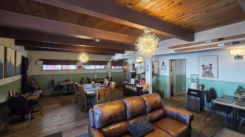 Cinnamon Bear Inn, Lobby