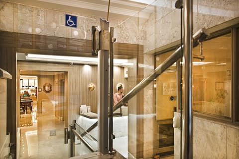 Hotel Los Condes, Reception