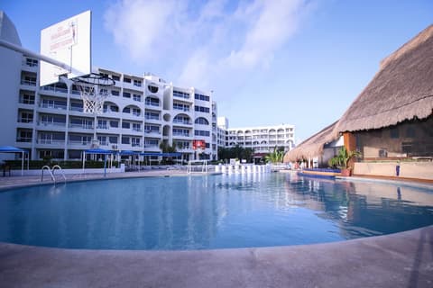 Aquamarina Beach Resort, Outdoor pool