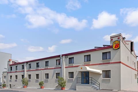 Super 8 by Wyndham Long Island City LGA Hotel, Exterior