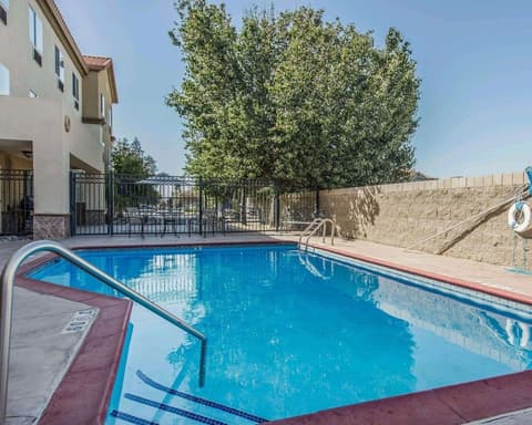 Comfort Suites Bakersfield, Pool