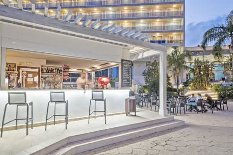 Sol Costa Daurada, Swim-up bar