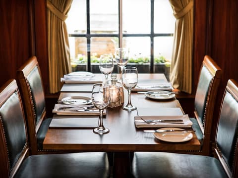 The Royal Toby Hotel, Restaurant