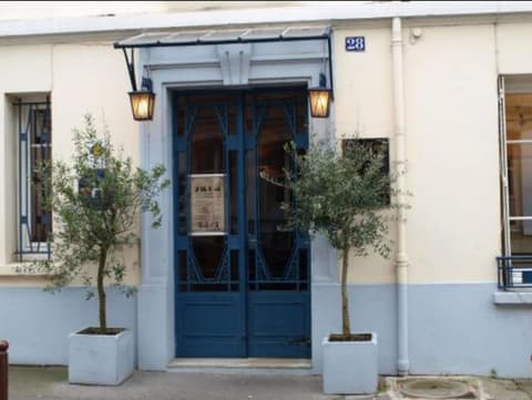 Le Home Saint Louis, Property entrance