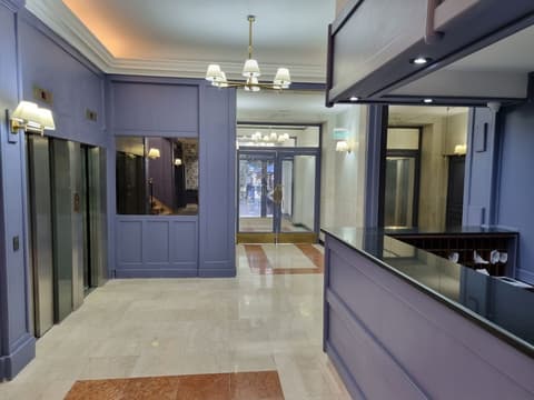 Regis Orho Hotel, Reception