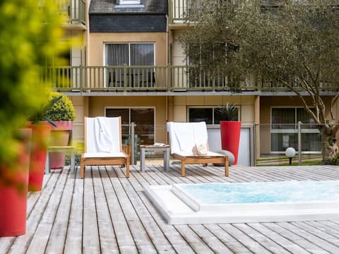 Mercure Omaha Beach Hotel, Pool