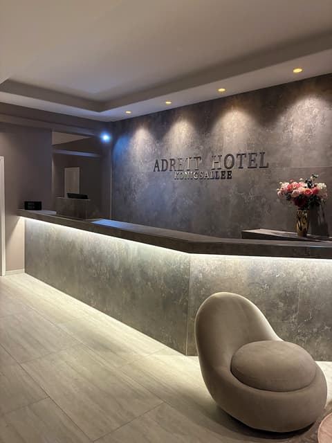 Monopol Hotel, Reception