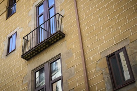 Catalonia Born, Front of property