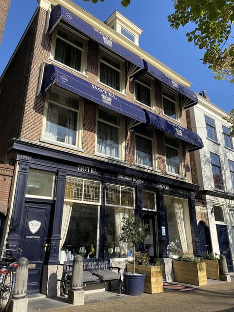 Hotel Bridges House, Front of property