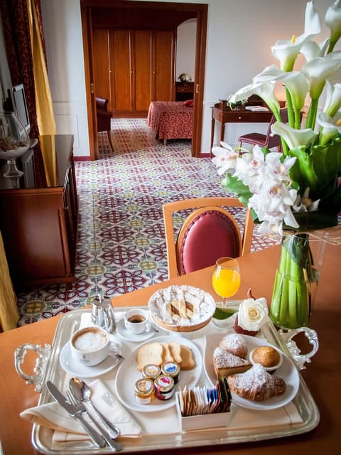 Lloyd's Baia Hotel, Room service - dining