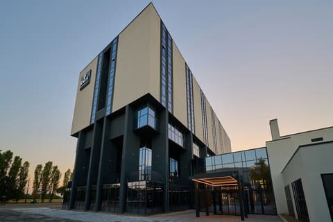 RMH Modena Raffaello, Front of property