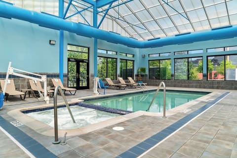 Comfort Suites Southfield/Detroit, Pool