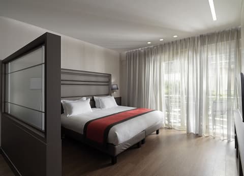 Holiday Suites, Room