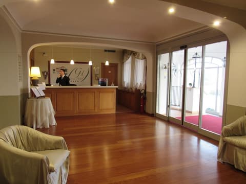 Green Hotel, Interior entrance