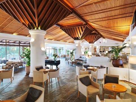 Coral Beach Hotel and Resort, Lobby