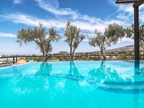 Coral Beach Hotel and Resort, Room