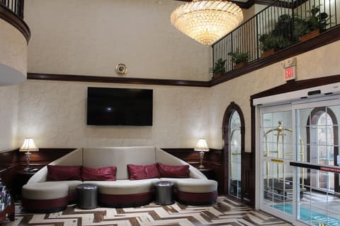 Quality Suites NYC Gateway, Interior entrance