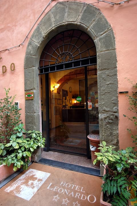 Hotel Leonardo, Interior entrance