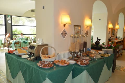 Hotel La Bussola, Breakfast area