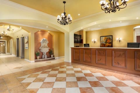 Days Inn & Suites by Wyndham Niagara Falls Centre St. By the Falls, Lobby