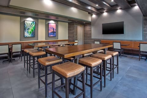 Hampton Inn & Suites Newark Airport Elizabeth, Breakfast area