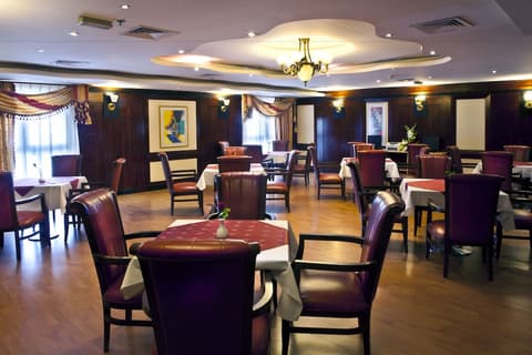 Landmark Plaza Hotel, Restaurant