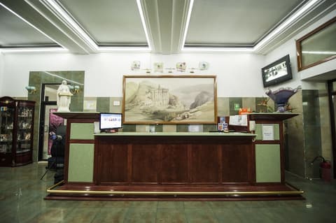 Bucharest Comfort Suites, Reception