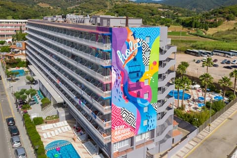 htop Olympic, Front of property