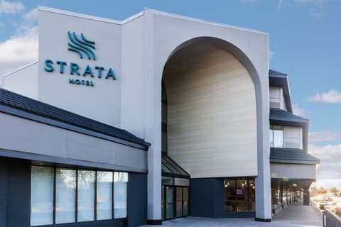 Strata Hotel, Exterior detail