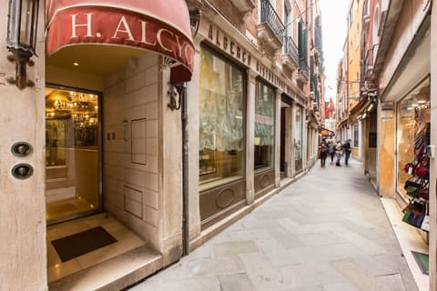 Hotel Alcyone, Front of property