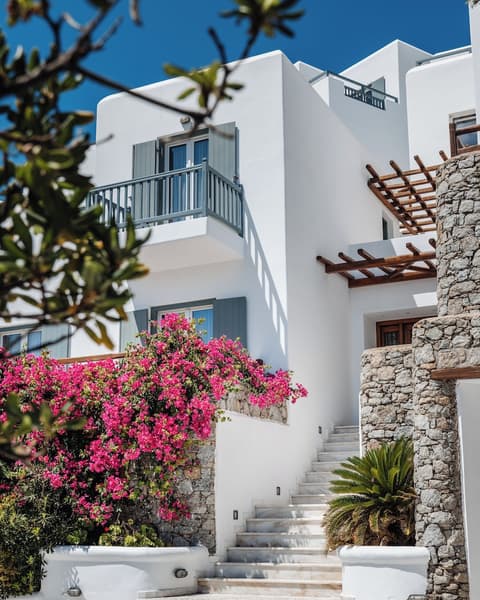 Pelican Bay Hotel, Exterior