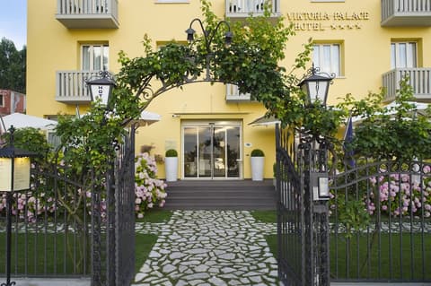 Viktoria Palace Hotel, Exterior