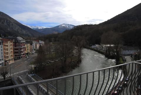 Adonis Lourdes, Room