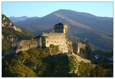 Adonis Lourdes, Exterior