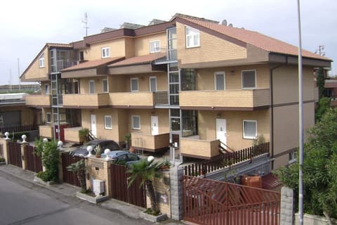 E H SUITES ROME AIRPORT, Front of property