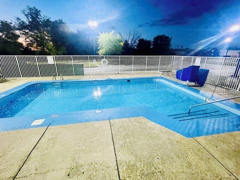 Motel 6 Springfield, IL, Pool