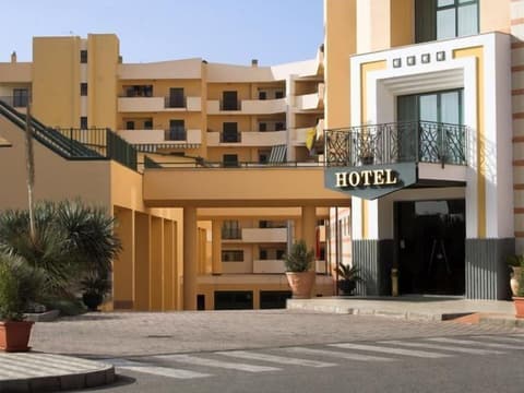 Hotel Apan, Property entrance