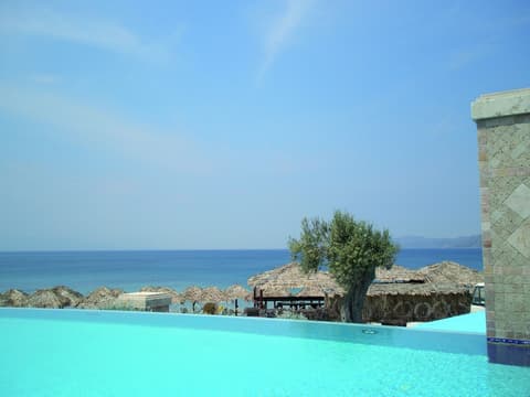 Club Hotel Casino Loutraki, Outdoor pool