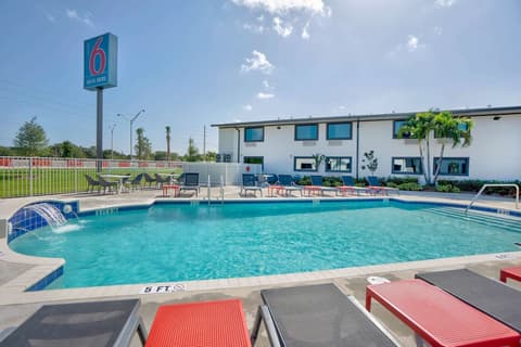 Motel 6 Fort Lauderdale, FL, Outdoor pool