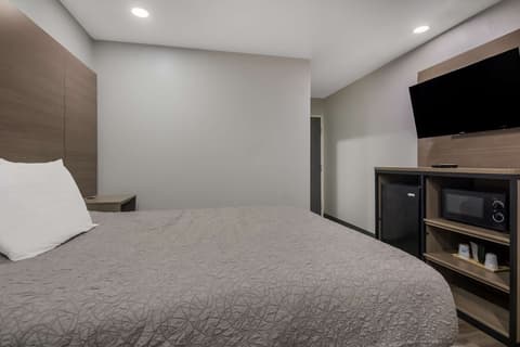 Americas Best Value Inn & Suites Lake Charles at I-210 Exit 5, Room