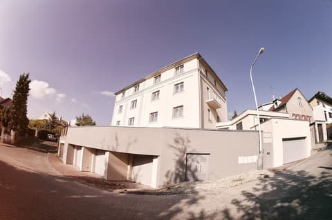 Villa na Vinici, Lobby