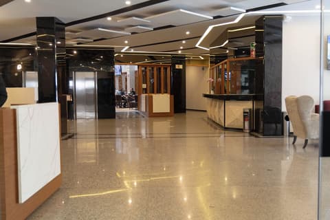 Hotel Abastos Plaza, Reception