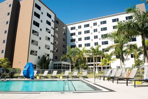 Element Miami Doral, Pool