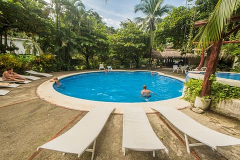 Karahe Beach Hotel, Pool