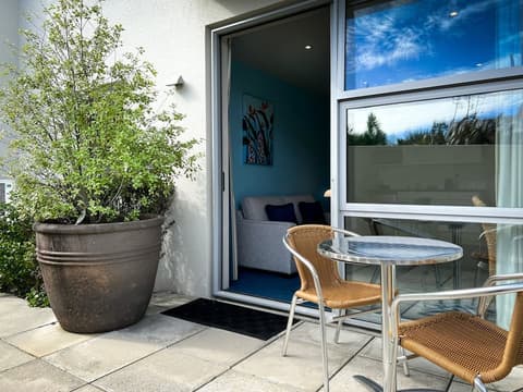 Beaches Nelson, Room